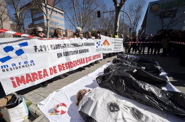 Archivo - Performance de Marea de Residencias y Verdad y Justicia el pasado mes de marzo para protestar por los fallecimientos de mayores durante la pandemia.