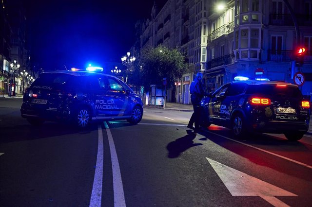 Archivo - Dos coches de Policía Nacional por el centro de Santander.