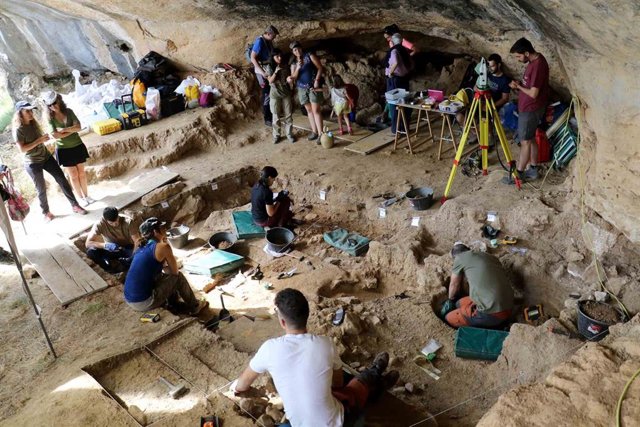 Excavaciones en el Abrigo de la Malia en Tamajón