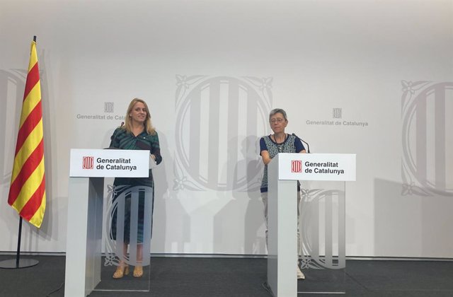 La consellera d'Economia i Hisenda de la Generalitat, Natàlia Mas, al costat de la sotsdirectora de finançament i sostenibilitat financera, Montserrat Bassols