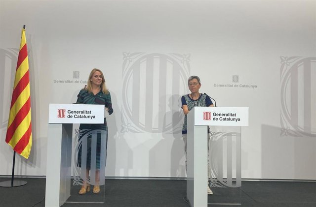 La consellera de Economía y Hacienda de la Generalitat, junto a la subdirectora de financiación y sostenibilidad financiera, Montserrat Bassols.
