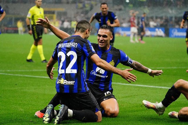 Henrikh Mkhitaryan celebra un gol del Inter de Milán con Lautaro Martínez 