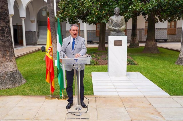 El secretario general del PSOE de Andalucía, Juan Espadas atiende a los medios de comunicación tras presentar el documento en el registro del Parlamento de Andalucía, a 18 de septiembre de 2023, En Sevilla (Andalucía, España). El secretario general del PS