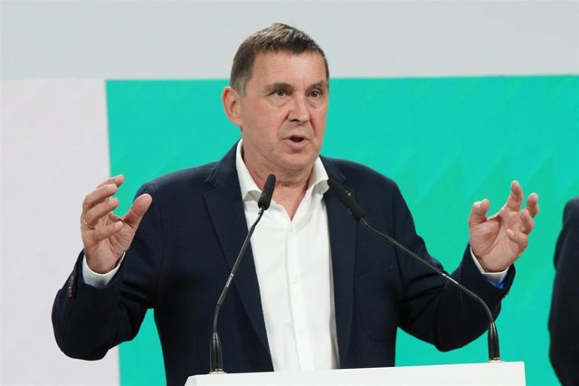 Archivo - El coordinador general de EH Bildu, Arnaldo Otegi, en rueda de prensa