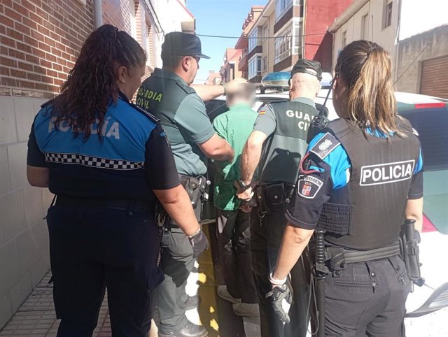 Detenido en Valverde de la Virgen por causar daños con un cúter en 24 vehículos estacionados en la vía pública.