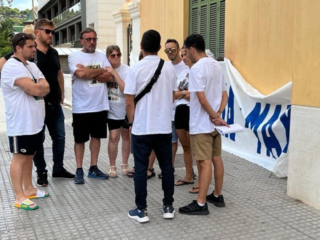 Familiares de los argentinos Emmanuel y Maxi se han reunido este lunes con representantes de Subdelegación del Gobierno en Málaga, Salvamento Marítimo y Guardia Civil.