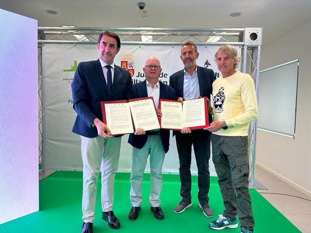El consejero de Medio Ambiente y Ordenación del Territorio, Juan Carlos Suárez-Quiñones, y el impulsor del proyecto Zona Alfa León, Jesús Calleja, a los lados de los alcaldes de La Pola de Gordón y La Robla, tras la firma del protocolo de gestión.