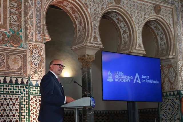 Manuel Abud, CEO de la Academia Latina de la Grabación, durante su intervención tras la reunión con el presidente de la Junta de Andalucía, Juanma Moreno, y con los alcaldes de Granada, Málaga y Sevilla, foto de archivo