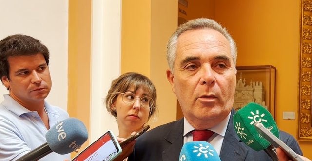 El delegado Juan Bueno, en la atención a medios en el Ayuntamiento de Sevilla.