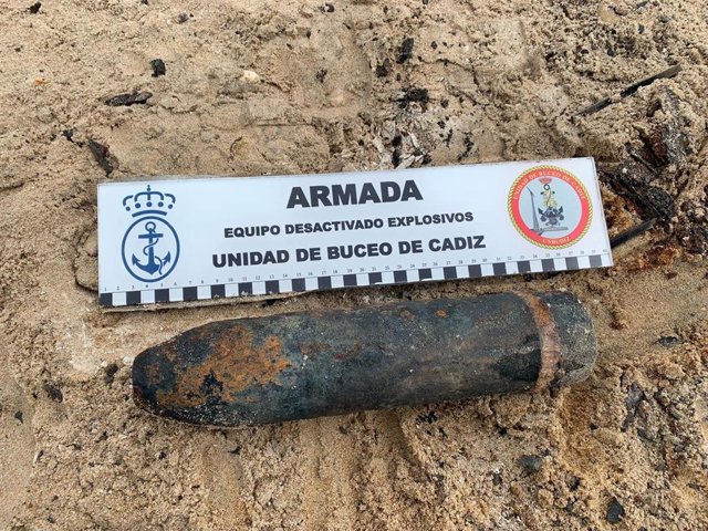 La Armada neutraliza un proyectil hallado por un vecino en la playa de Camposoto en San Fernando (Cádiz)