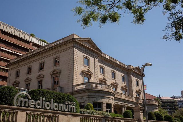 Archivo - Fachada de la sede del Banco Mediolanum en la Avenida Diagonal de Barcelona.