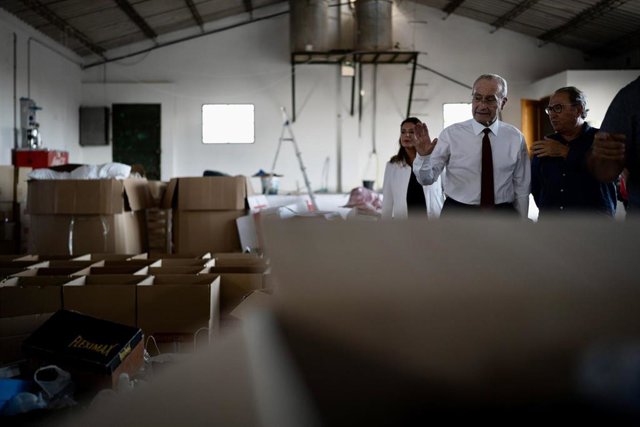 Visita a la nave central de recaudación de ayuda a Marruecos en Málaga capital