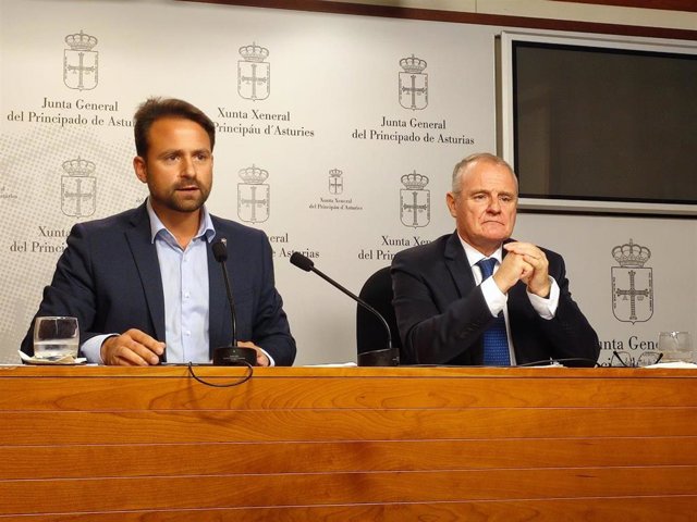 El secretario general del PP asturiano y diputado, Álvaro Queipo, y el portavoz del PP en la Junta General, Diego Canga