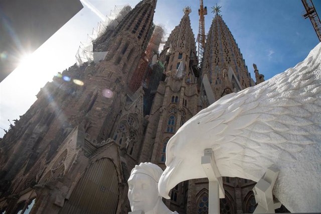 La Sagrada Familia culminará las torres evangelistas de Juan y Mateo con la colocación de las escultura del águila y el ángel respectivamente