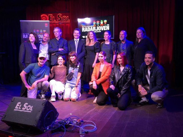 Foto de familia tras la presentación de Radar Joven en la icónica sala madrileña El Sol, una de las cunas de La Movida.