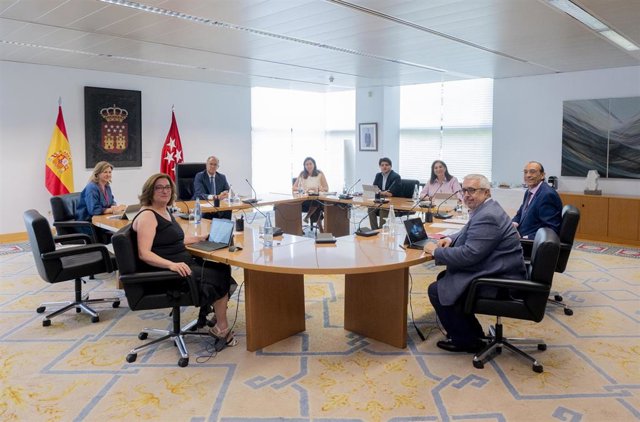 Archivo - En la primera fila, la vicepresidenta segunda de la Mesa de la Asamblea por Más Madrid, Esther Rodríguez Moreno y el vicepresidente tercero de la Mesa de la Asamblea por el PSOE, Diego Cruz Torrijos, en la primera reunión de la XIII Legislatura.