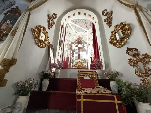 Roban el Niño Jesús y el manto de la Virgen de Flores, patrona de Álora (Málaga).