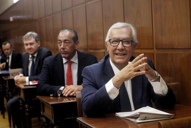 Archivo - El senador del Partido Popular, Javier Arenas (1d), durante la sesión en la que ha sido nombrado vicepresidente de la Comisión Constitucional del Senado, el mismo día en el que se han constituido el resto de Comisiones del Senado de la XIII Legi