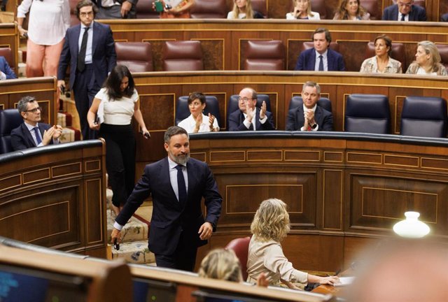 El líder de VOX, Santiago Abascal, abandona la sesión plenaria en la se aprueba el uso de las lenguas cooficiales en el Congreso de los Diputados, a 19 de septiembre de 2023, en Madrid (España).
