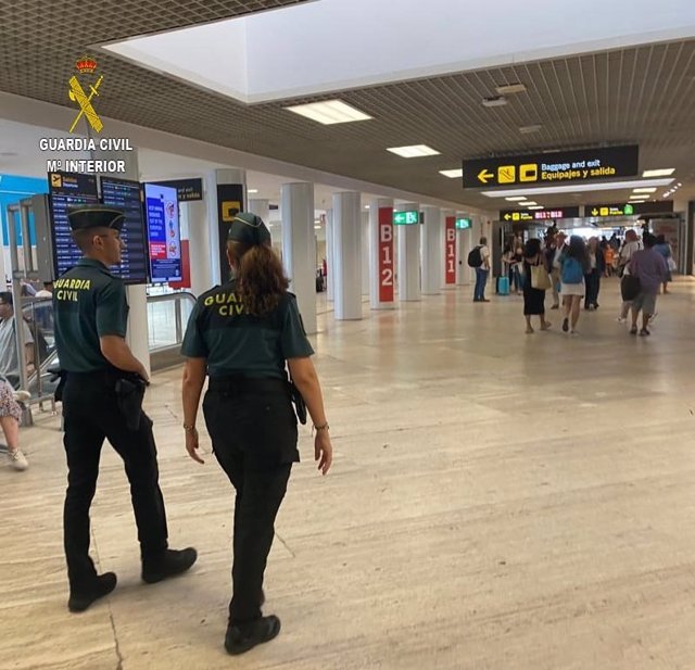 Agentes de la Guardia Civil en el Aeropuerto de Sevilla, en imagen de recurso.