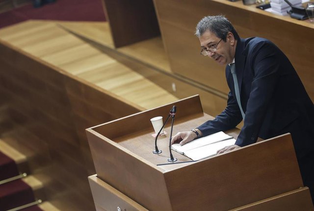 El vicepresidente primero y conseller de Cultura y Deporte, Vicente Barrera, comparece en Les Corts para explicar las principales líneas de trabajo de su departamento en la legislatura.