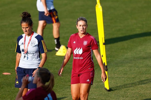 Archivo - La futbolista Alexia Putellas y la entrenadora Montse Tomé, durante un entrenamiento con la selección española. 