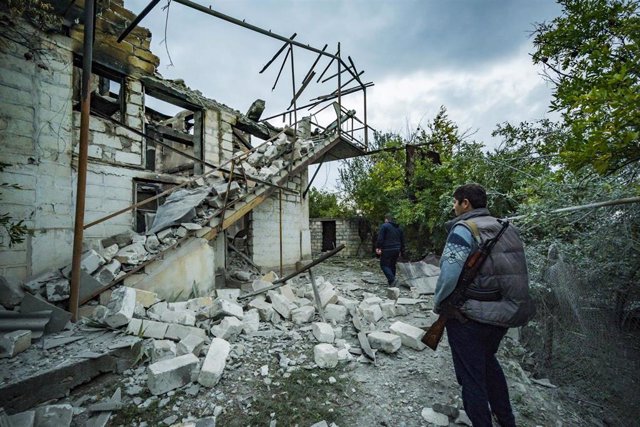 Archivo - Una casa destruida por los combates en la región de Martakert, en Nagorno Karabaj