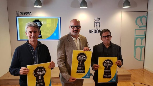 Amadeo Olmos (izda), el concejal Juan Carlos Monroy e Iván Montero.