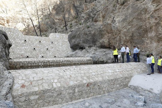 El consejero de Sostenibilidad, Medio Ambiente y Economía Azul, Ramón Fernández-Pacheco, visita las obras de emergencia en el paraje Barranco del Girón tras el incendio forestal en Los Guájares.