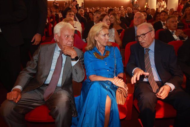 El expresidente del gobierno Felipe González, conversa con el exvicepresidente Alfonso Guerra durante el acto de entrega del Premio Iberoamericano Torre del Oro, a 14 de septiembre de 2023 en Sevilla (Andalucía, España).