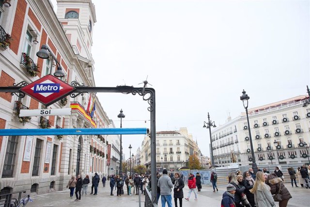 Archivo - Varias personas junto a la entrada del metro en la remodelada y peatonalizada Puerta del Sol, a 4 de diciembre de 2022. Archivo.