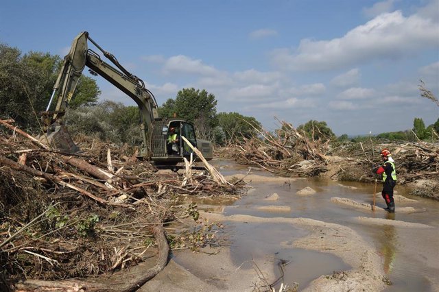 Una máquina excavadora y un trabajador durante el dispositivo de búsqueda de los desaparecidos por las lluvias de La Dana, a 8 de septiembre de 2023, en Villamanta (Madrid). El dispositivo de búsqueda de los dos madrileños desaparecidos el domingo por la 