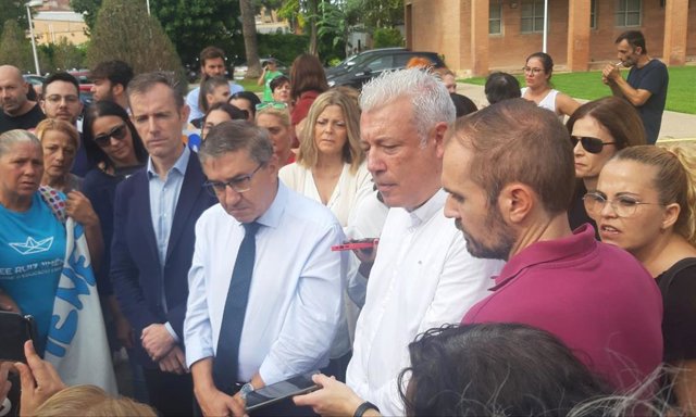 El conseller de Educación, José Antonio Rovira; el secretario autonómico de Educación, Daniel McEvoy, y el director general de Centros Docentes, Jorge Cabo, con familias que protestaban por el transporte escolar en los CEE.