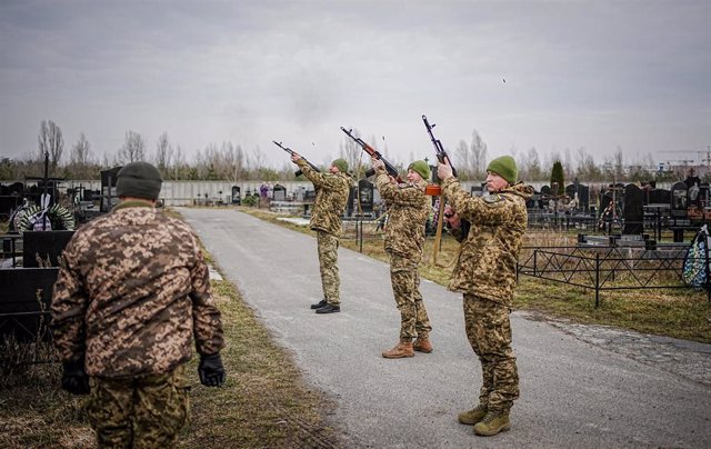 Archivo - Soldados ucranianos recuerdan a un compañaero muerto en un funeral celebrado en Bucha.