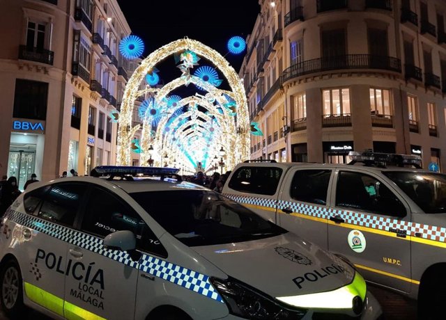 Archivo - Imagen de archivo de un coche de Policía Local de Málaga en calle Larios en Navidad