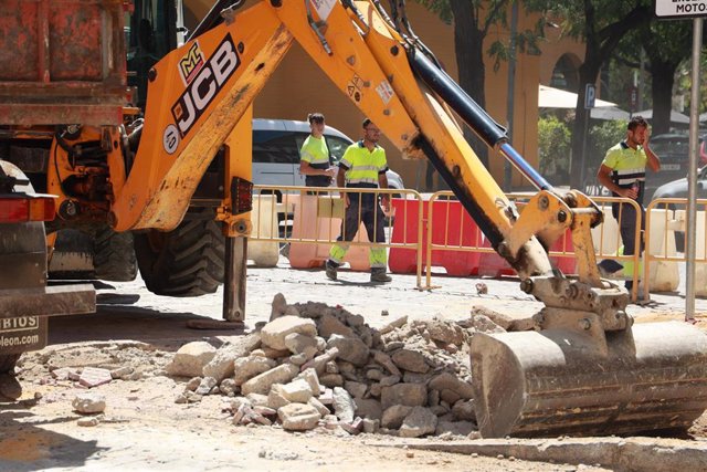 Trabajadores de la construcción en una obra en Sevilla