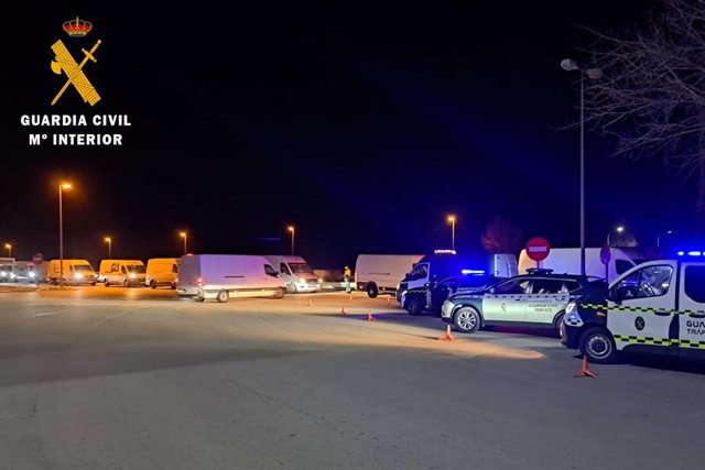 La Guardia Civil denuncia a 76 conductores de furgonetas en un control nocturno en la A-2, en Ariza
