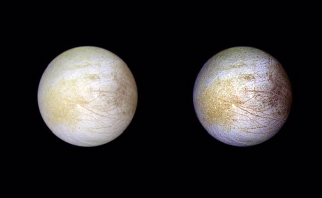 Esta vista compuesta en color muestra la luna Europa en color natural (izquierda) y en color mejorado (derecha). La mancha amarillenta es Tara Regio, la región geológica donde se ve la mayor cantidad de CO2 y donde el Hubble detectó sal del océno