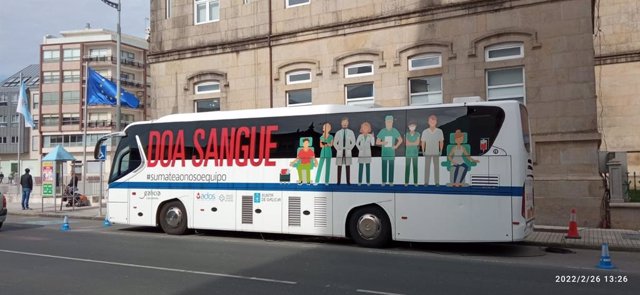 Archivo - Autobús de donaciones de sangre de la ADOS