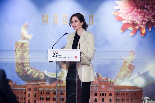 La presidenta de la Comunidad de Madrid, Isabel Díaz Ayuso, interviene durante la inauguración de la exposición monográfica que rinde homenaje al diestro madrileño Julián López, 'El Juli'.