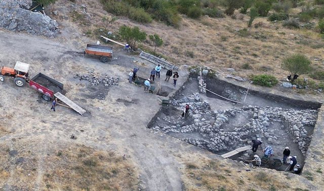 En este sitio de excavación al pie de Ambarlikaya en Bogazköy-Hattusha en Turquía, se descubrió una tablilla cuneiforme con una lengua indoeuropea previamente desconocida.
