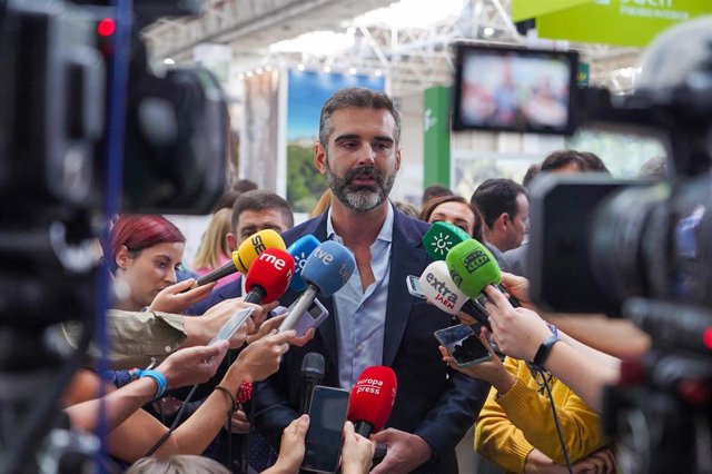 El consejero de Sostenibilidad, Medio Ambiente y Economía Azul y portavoz de la Junta, Ramón Fernández-Pacheco, atiende a los periodistas en Ibercaza.