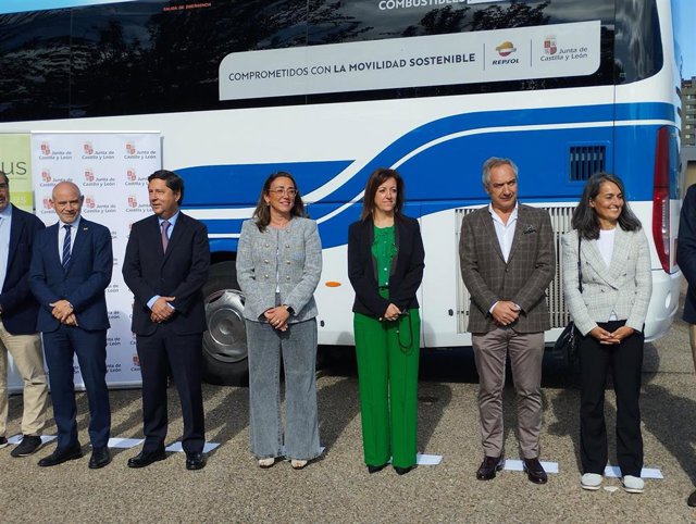 La consejera de Movilidad, María González Corral, quinta por la dercha, junto al director ejecutivo de Movilidad de Repsol Iberia, José Manuel Barreiro.