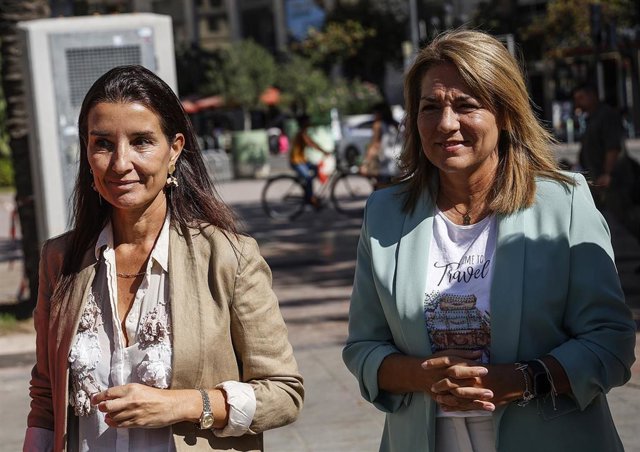 La vicepresidenta segunda y consellera de Servicios Sociales Igualdad y Vivienda, Susana Camarero (d), y la consellera de Hacienda, Economía y Administración Pública, Ruth Merino (i), participan en el evento 'Plaza Europa'