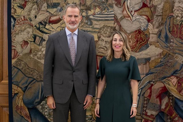 El Rey Felipe VI posa junto a la presidenta de la Junta de Extremadura, María Guardiola, en el Palacio de la Zarzuela, a 22 de septiembre de 2023, en Madrid (España). Don Felipe recibe hoy a María Guardiola tras su reciente nombramiento como presidenta de