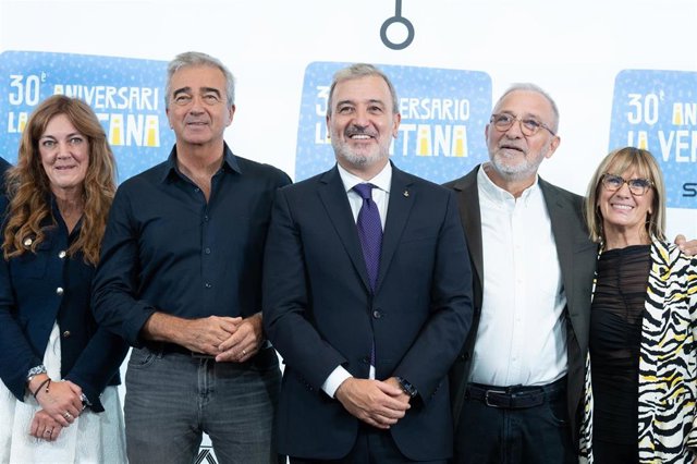 La vicepresidenta de Prisa, Pilar Gil, con los periodistas Carles Francino, Gemma Nierga y Javier Sardá y el alcalde de Barcelona, Jaume Collboni, en el photocall por el programa especial de 'La Ventana'