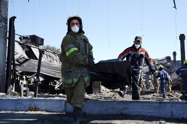 Archivo - Efectivos de los equipos de emergencias trabajando en el lugar donde cayó un misil ruso, en Kremenchuk.
