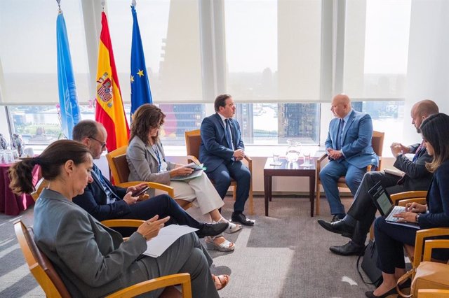 El ministre d'Afers Exteriors, Unió Europea i Cooperació en funcions, José Manuel Albares, es reuneix a Nova York amb el fiscal cap del TPI, Karim Khan
