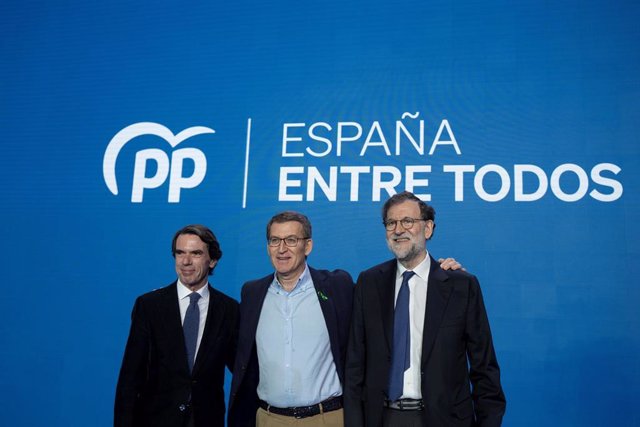 Archivo - (I-D) El expresidente del Gobierno, José María Aznar; el presidente del Partido Popular, Alberto Núñez Feijóo; y el expresidente del Gobierno, Mariano Rajoy, participan juntosen la 26 Intermunicipal del PP, a 4 de febrero de 2023, en Valencia, C