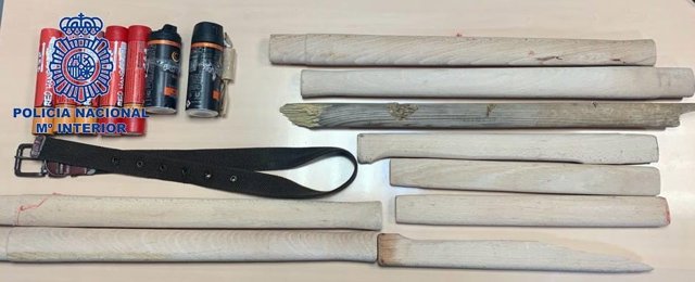 Material incautado a los detenidos e identificados tras los enfrentamientos entre aficionados del Sevilla y Osasuna.